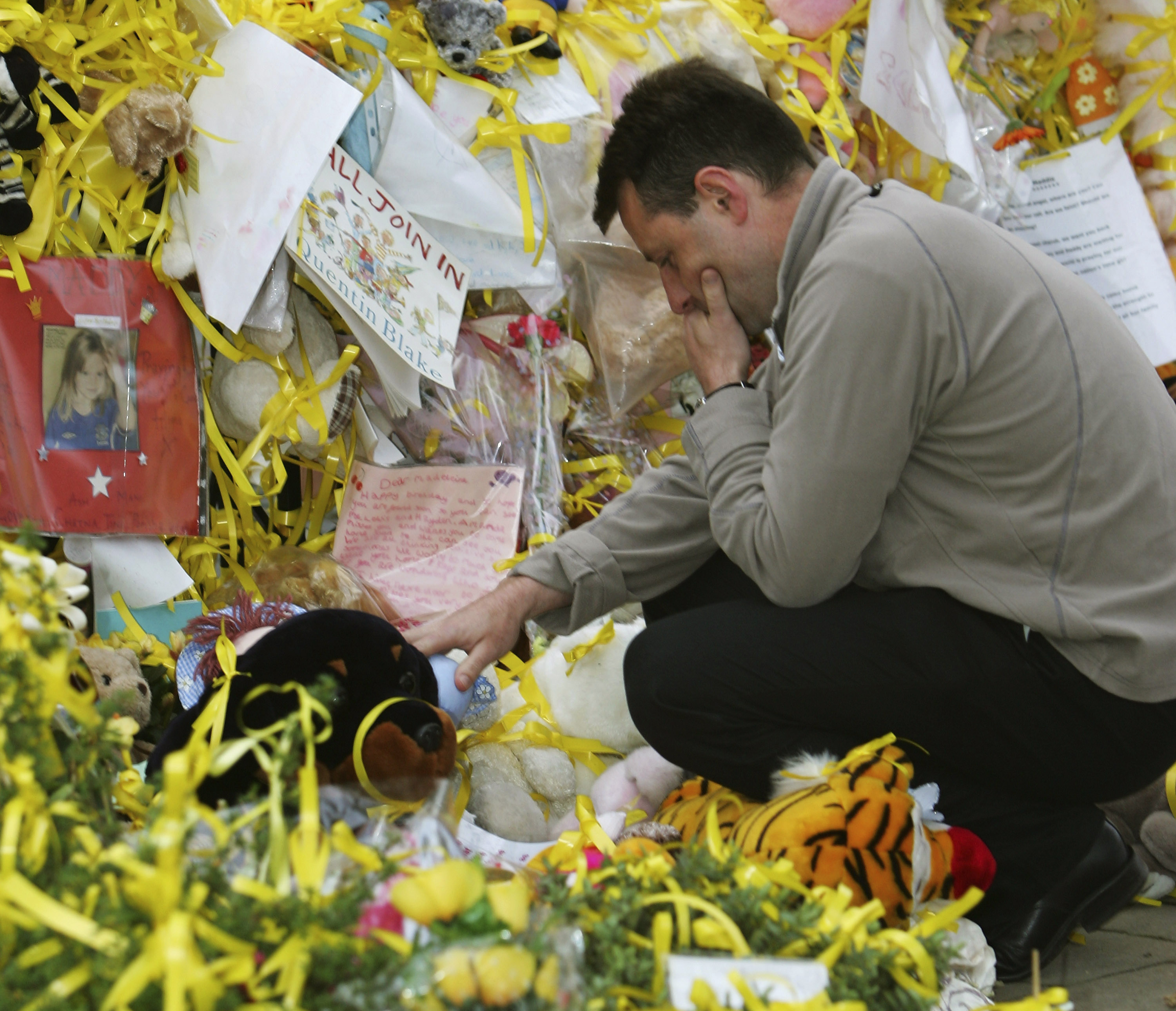 Gerry McCann reads messages in support for his daughter Madeleine McCann at the War Memorial in Rothley Village Centre on May 21, 2007, in Rothley, England. (Getty)
