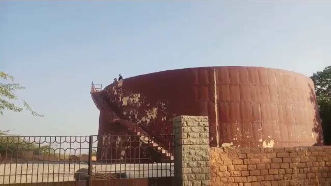 A major clash took place between the Umaid Bhavan Palace security officials and the media over taking pictures of the hotel from a distance. (Meaww Photos)