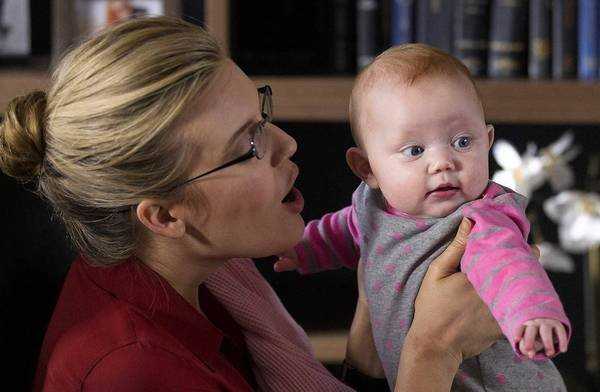 As two sisters share a baby, motherhood gets a new definition in 'Susanna'. (IMDb)