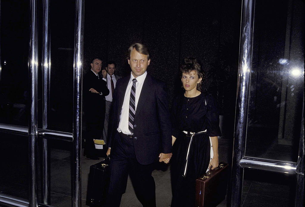Lindy and Michael Chamberlain outside the court in Sydney on January 1, 1987 (Source: Patrick Riviere/Getty Images)
