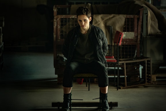 Baldwin manages to pull off the negotiation even when she is tied to a chair. (STARZ)