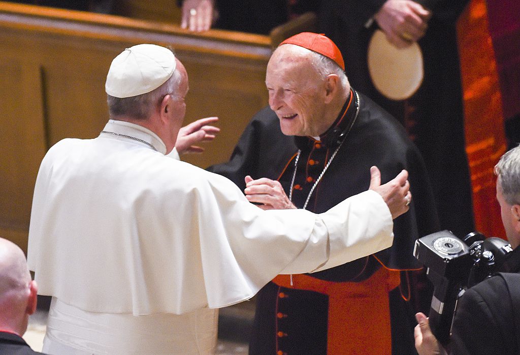 Cardinal Archbishop emeritus Theodore McCarrick (C) greets Pope Francis (L). (Photo by Jonathan Newton-Pool/Getty Images)