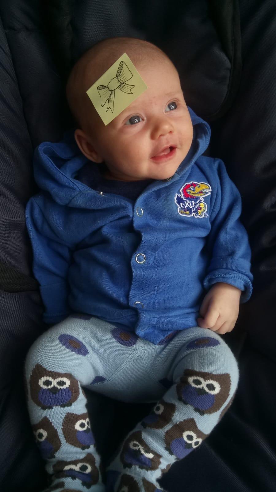 Parents stick a sticky note on their daughter so that daycare can identify she is a girl (Reddit)