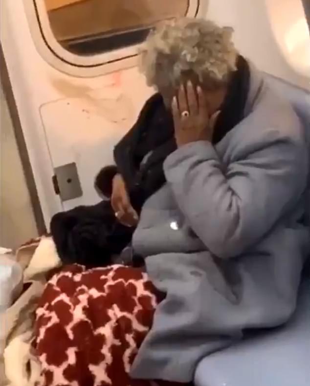 The elderly woman had to be treated at the next station (Source: Screenshot/Twitter)