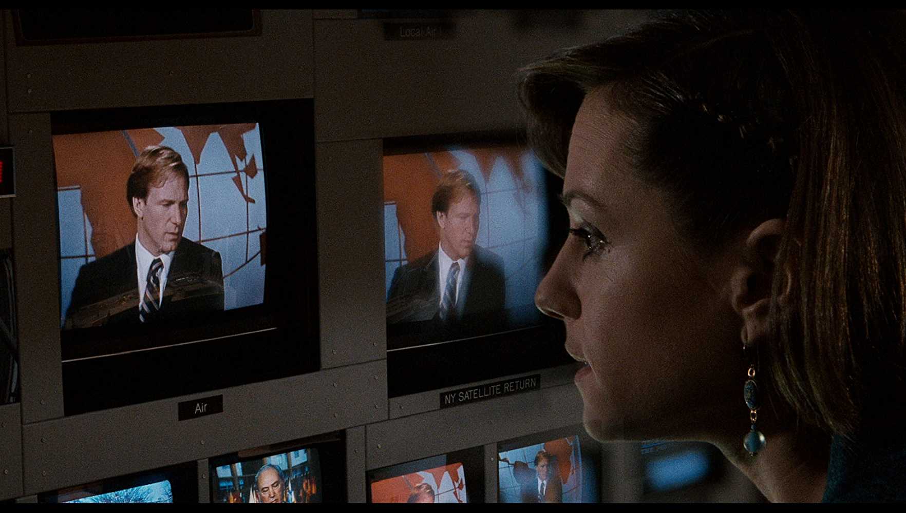 It tells the story of what happens when the lines between professionalism and private life are blurred. (IMDb)