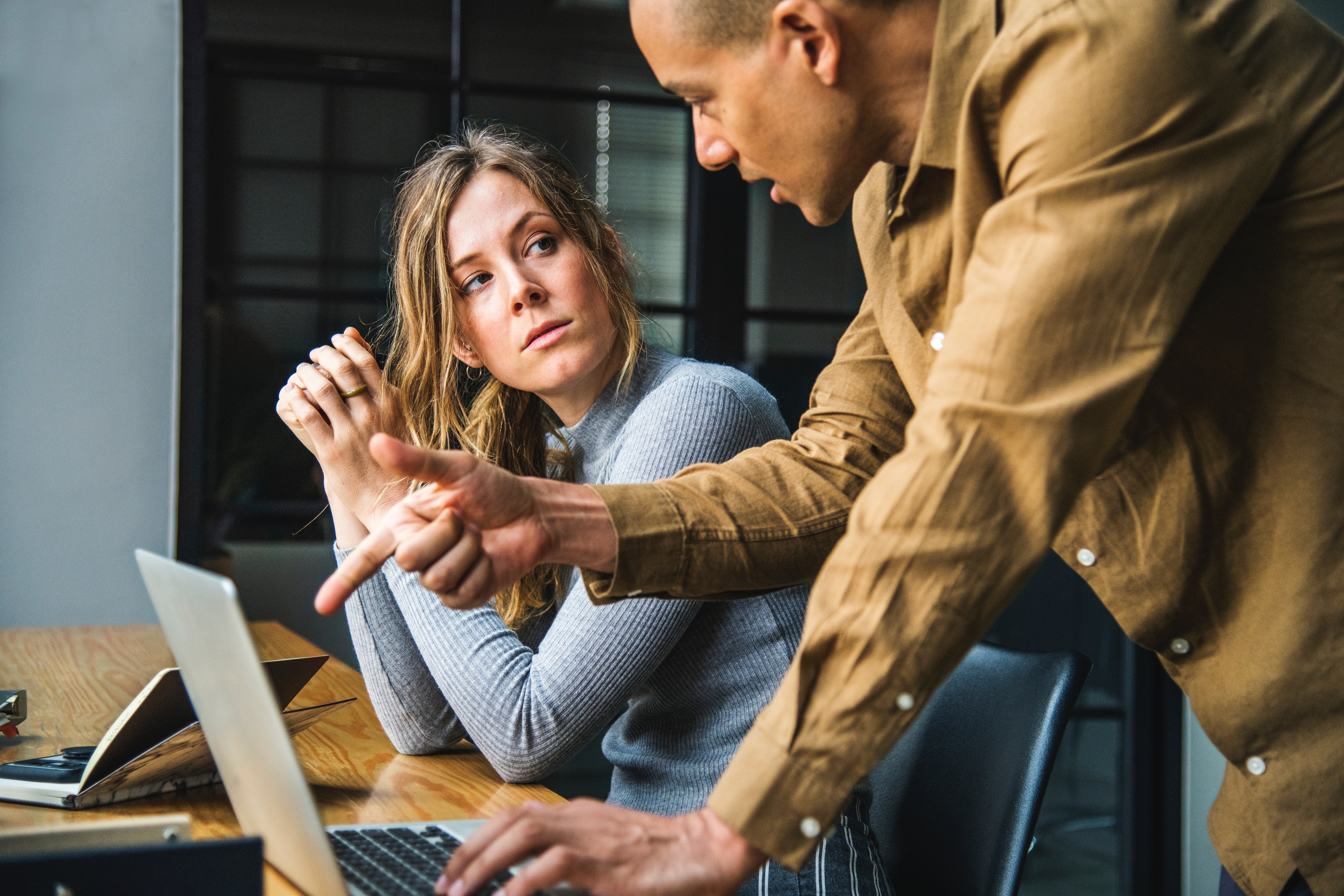 Having a bad work environment can have an impact on parenting (Pexels)