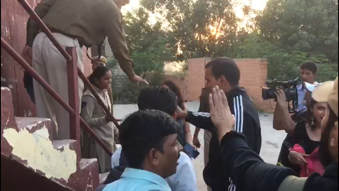 Soon, a battle of words ensued between the Palace security and the media professionals present on the scene, and within a few minutes, Jodhpur police had to get involved so as to bring some stability into the matter. (Meaww Photos)