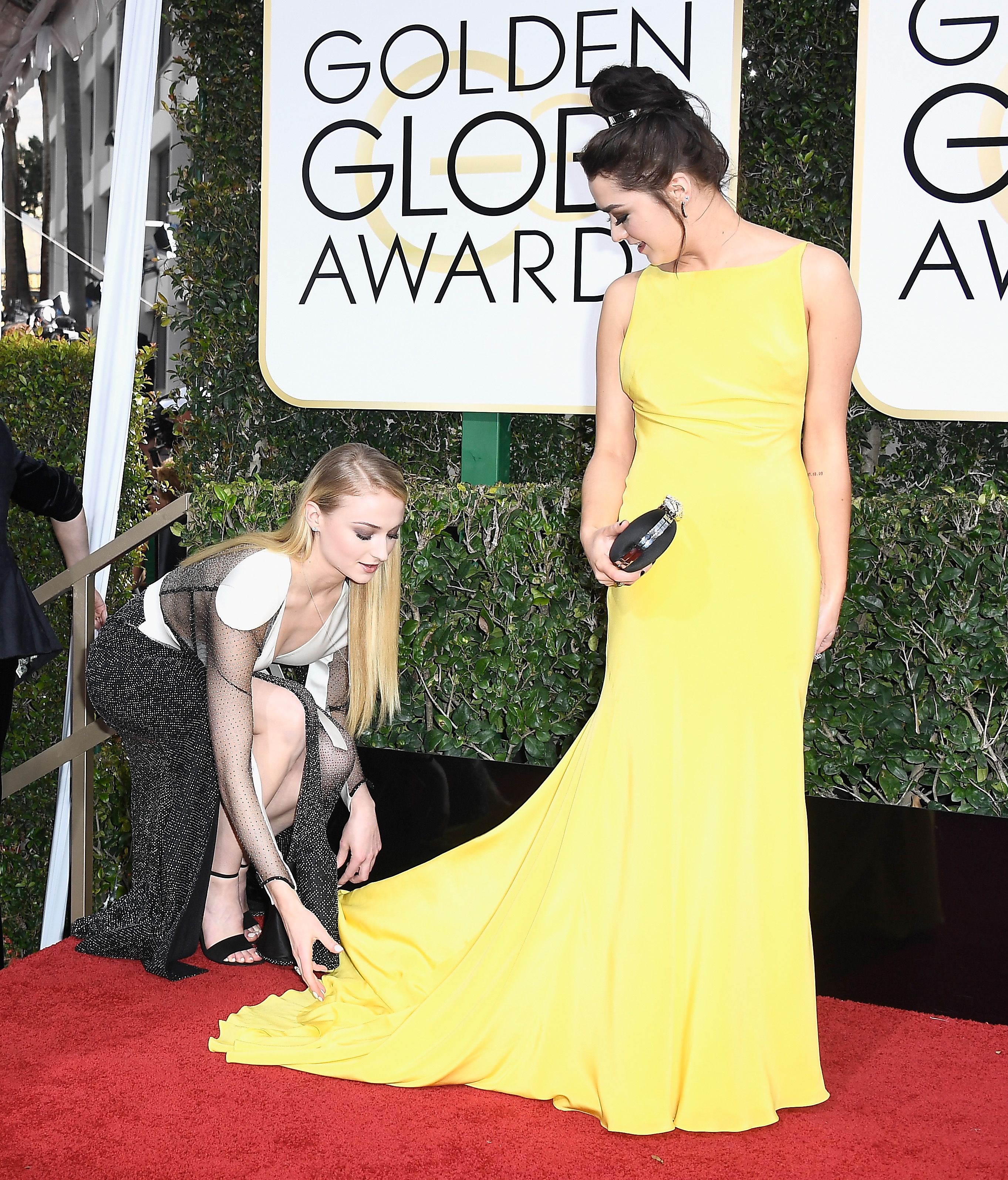 Sophie Turner and Maisie Williams at the 2017 Golden Globes. (Source: Getty Images)