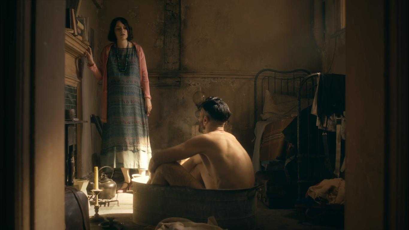 Thorne had persuaded Ada to leave her family and live with him, like true working class people. (IMDb)