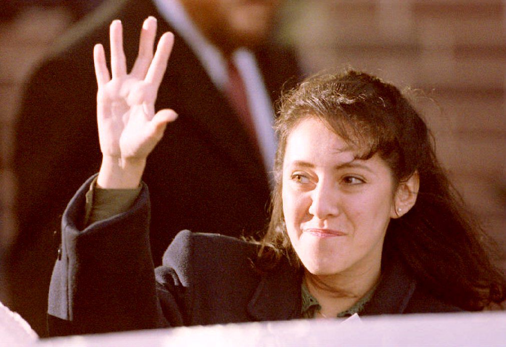 Lorena Bobbitt waves to cheering demonstrators as she leaves the Prince William County Courthouse in Manassas, VA, 18 January 1994 after the fifth day of testimony in her malicious wounding trial (Source: J. DAVID AKE/AFP/Getty Images)