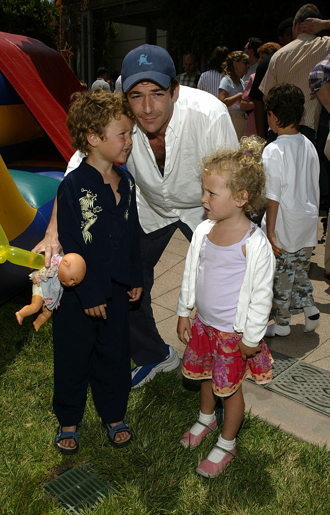 Actor Luke Perry and kids Jack and Sophie attend an afterparty for the premiere of 'Garfield - The Movie' at the Twentieth Century Fox studio lot on June 6, 2004, in Los Angeles, California. (Photo by Vince Bucci/Getty Images)