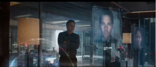 El Dr. Banner mira las fotos de Scott Land y Shuri (captura de pantalla de YouTube)
