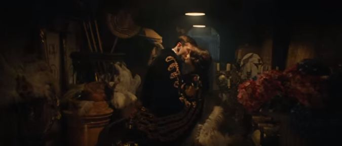 La amante de JRR Tolkien, Edith Bratt, quien luego se convertirá en su esposa, es interpretada por Lily Collins.  (Fuente: YouTube)